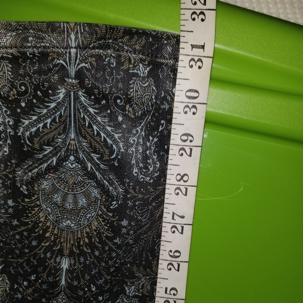 Joe's Skinny Jean with an intricate design - Picture 5 of 8